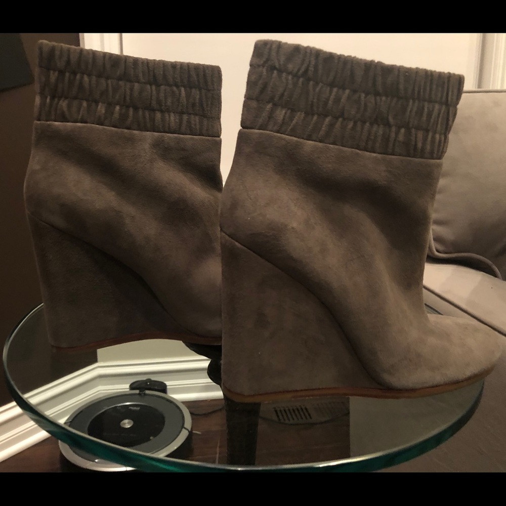Unworn Suede ankle boots (Taupe)